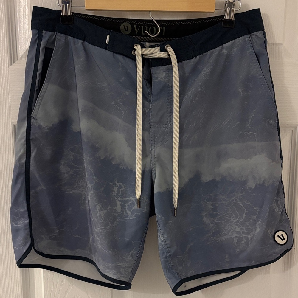 Vuori Mens Cruise Boardshort Water Wave Print Relaxed Fit Beach Blue